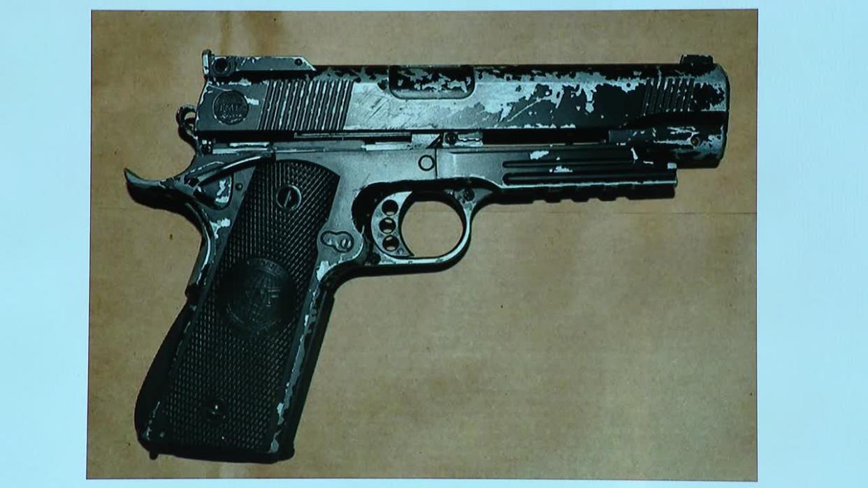 <div>Replica gun (Courtesy: Dallas Police Department)</div>