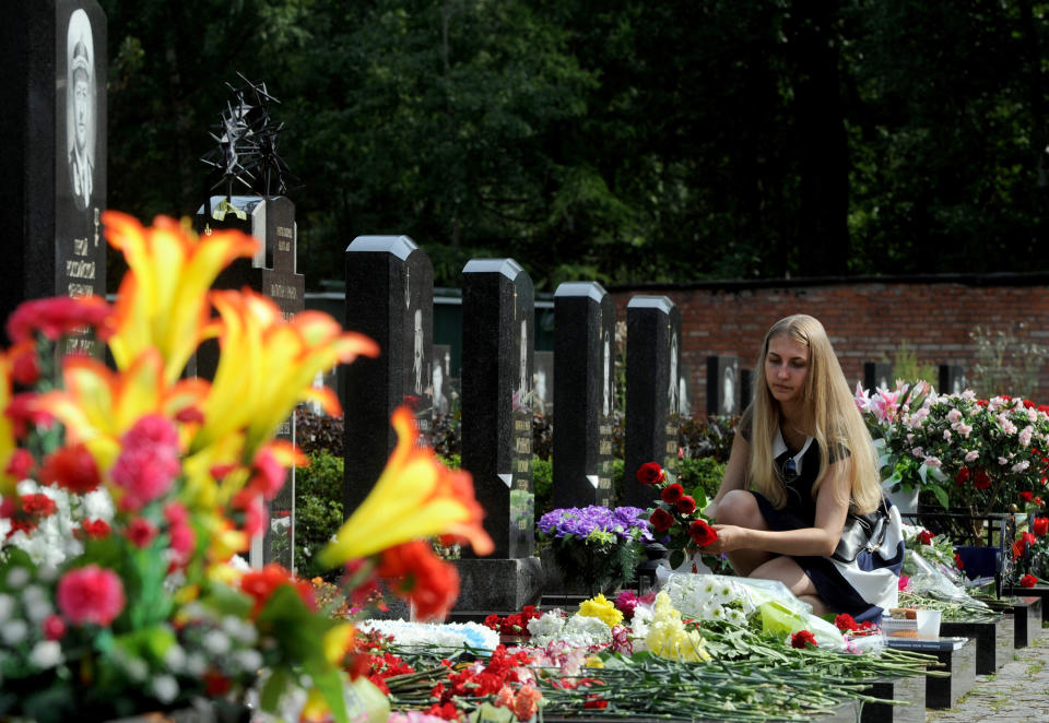 Gedenkveranstaltung auf dem Serafimovskoe-Friedhof in St. Petersburg zum 15. Jahrestag des Unglücks am 12. August 2015 (Bild: Olga Maltseva/AFP)