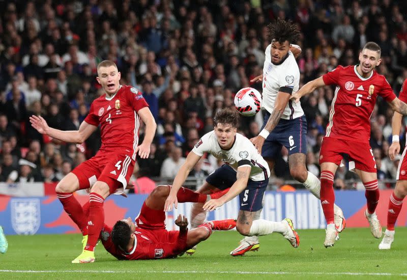 El futbolista húngaro Attila Szalai disputa el balón con el inglés John Stones, en el partido por el Grupo I de la eliminatoria europea rumbo a Qatar 2022, en Wembley, Londres, Inglaterra