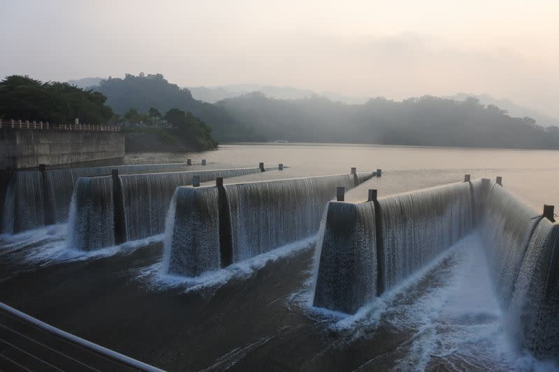 鯉魚潭水庫蓄水率重回40%、蓄水量達4617萬噸(圖為鯉魚潭水庫鋸齒堰)。   圖：中水局／提供(資料照)