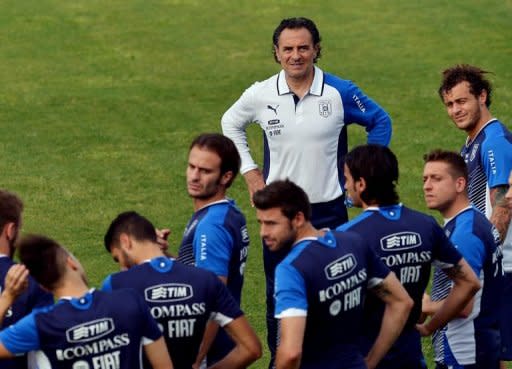 "Quisiera decirle, que si el miércoles no tiene nada mejor para hacer, que venga al estadio con nosotros, pero temo que me quedaré sin voz por la emoción", admitió Prandelli. (AFP | vincenzo pinto)