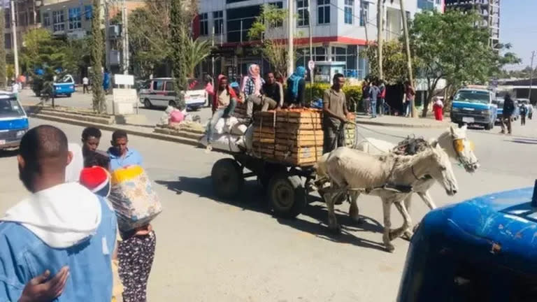 La escasez de productos alcanza a los combustibles, por lo cual muchas personas en Tigray deben trasladarse a pie o en carros tirados por burros.