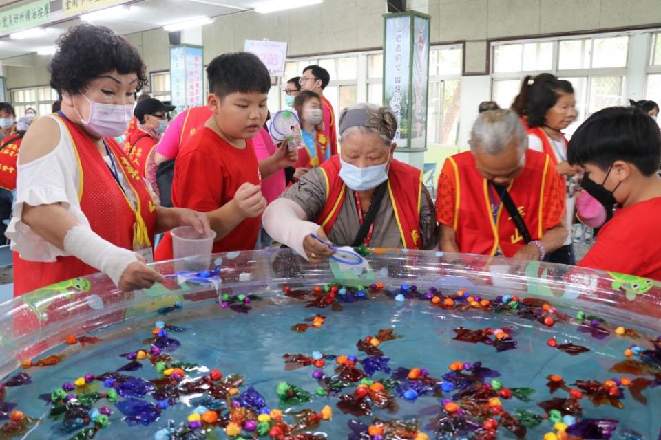 華山基金會舉辦愛老人運動會，讓長輩們體驗各種趣味競賽。（記者盧萍珊攝）