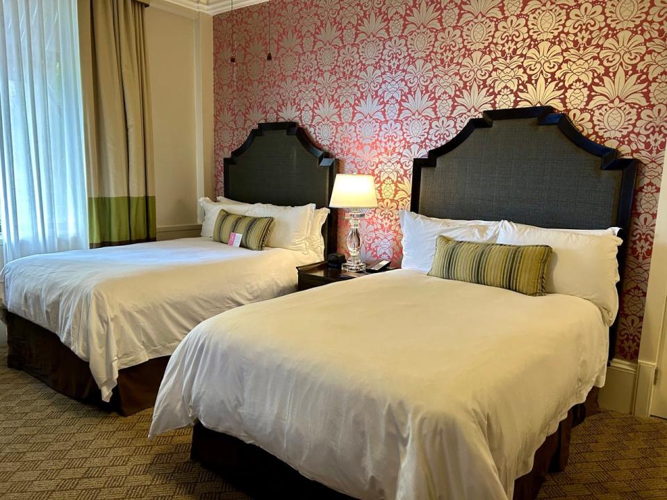 Bedroom with two beds in Royal Hawaiian Pink Hotel 