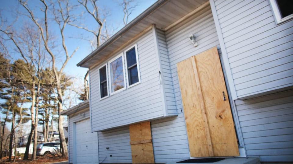 A foreclosed home stands boarded up on Feb. 9, 2012 in Islip, New York. (Photo by Spencer Platt/Getty Images)