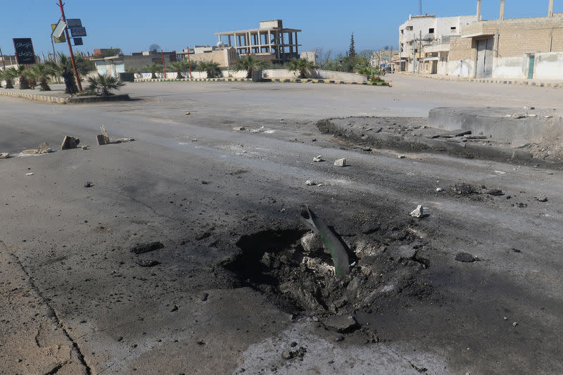 Un cratère causé par le raid aérien qui a touché la ville de Khan Cheikhoune. L'attaque, qui a visé la ville de Khan Cheikhoune, dans le sud de la province d'Idlib, a fait 58 morts et plus de 60 blessés -- victimes d'intoxication ou d'évanouissement --, selon l'OSDH, qui ajoute que certaines victimes présentaient de l'écume à la bouche. Il s'agirait, si elle était confirmée, de l'attaque chimique la plus meurtrière en Syrie depuis celle au gaz sarin qui a tué plusieurs centaines de civils dans la région de la Ghouta, près de Damas, en août 2013. /Photo prise le 4 avril 2017/REUTERS/Ammar Abdullah