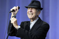 <p>55 millones de dólares es la astronómica cifra que ganarán los herederos de Leonard Cohen, ya que Hipgnosis ha adquirido los derechos de 278 de sus canciones. El canadiense murió el 7 de noviembre de 2016 mientras dormía poco después de haber sufrido una caída. (Foto: Matt Kent / Redferns / Getty Images)</p> 
