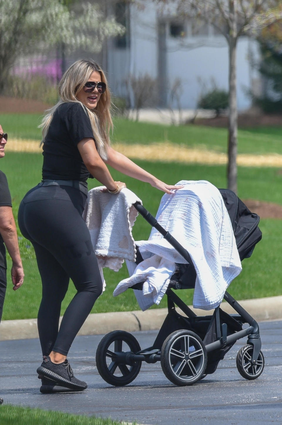 Khloe Kardashian has been spotted out with daughter True for the first time in Cleveland, Ohio. The 33-year-old flaunted her incredible post-baby body. Source: Backgrid