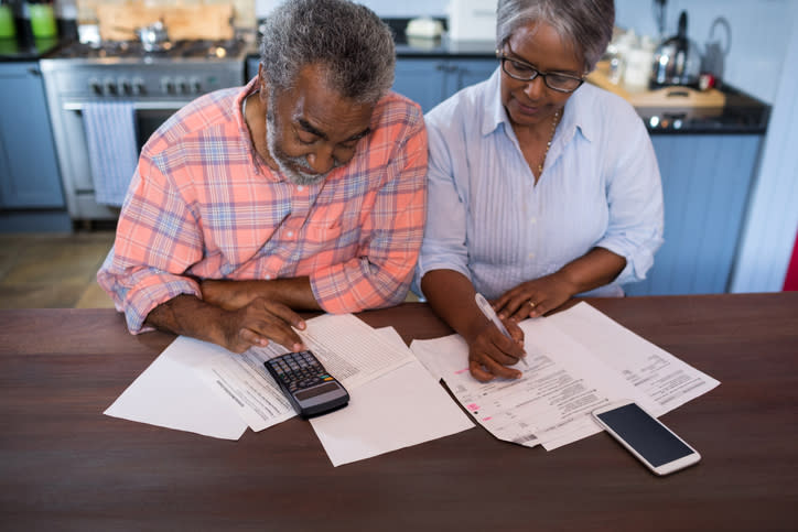 A senior couple calculating how many years their nest egg could last with the 4% rule.