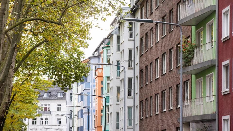 Blick in eine Straße mit Wohnhäusern in Düsseldorf. Der Trend zu überhöhten Immobilienpreisen vor allem in deutschen Großstädten hat sich einer Bundesbank-Analyse zufolge im Jahr 2020 leicht verschärft.