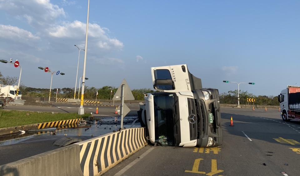 油罐車翻覆側躺車道上。（圖／翻攝畫面）