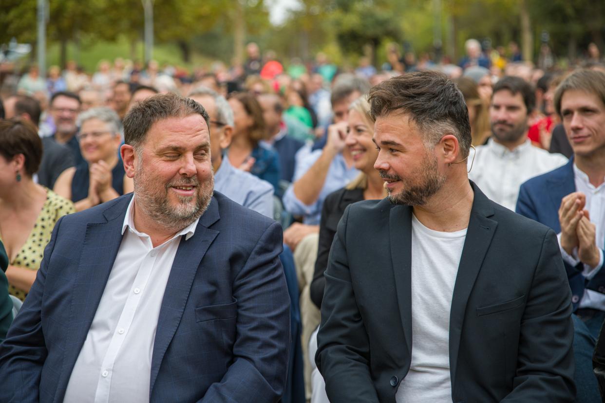 El portavoz de ERC en el Congreso, Gabriel Rufián (d), junto al líder de la formación, Oriol Junqueras (i). (Photo By Lorena Sopena/Europa Press via Getty Images)