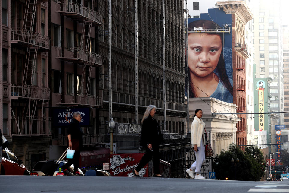 El gran formato del mural de Greta Thunberg, pintado por el artista Andrés Iglesias 'Cobre' le da a la obra gran visibilidad en el centro de San Francisco.(Justin Sullivan/Getty Images)