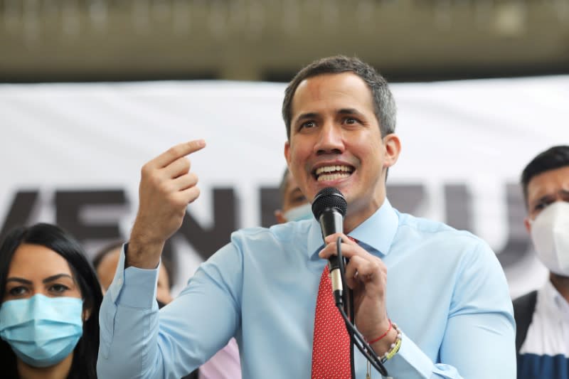 IMAGEN DE ARCHIVO. El líder opositor venezolano Juan Guaidó habla a periodistas durante una conferencia de prensa en Caracas