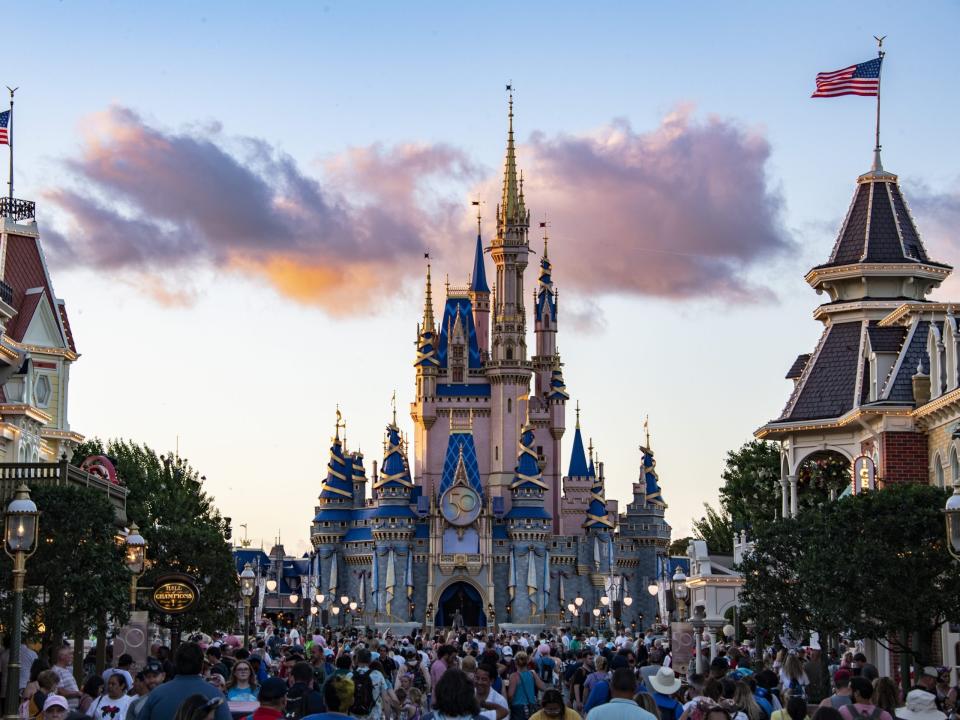 In Disney World gibt es so viel zu tun, aber die Parkmitarbeiter sind da, wenn du überfordert bist.  - Copyright: Joseph Prezioso/Anadolu Agency via Getty Images