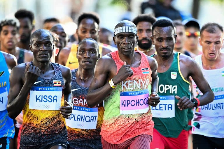 Eliud Kipchoge de Kenia y otros atletas compiten en el maratón masculino en los Juegos Olímpicos de París 2024