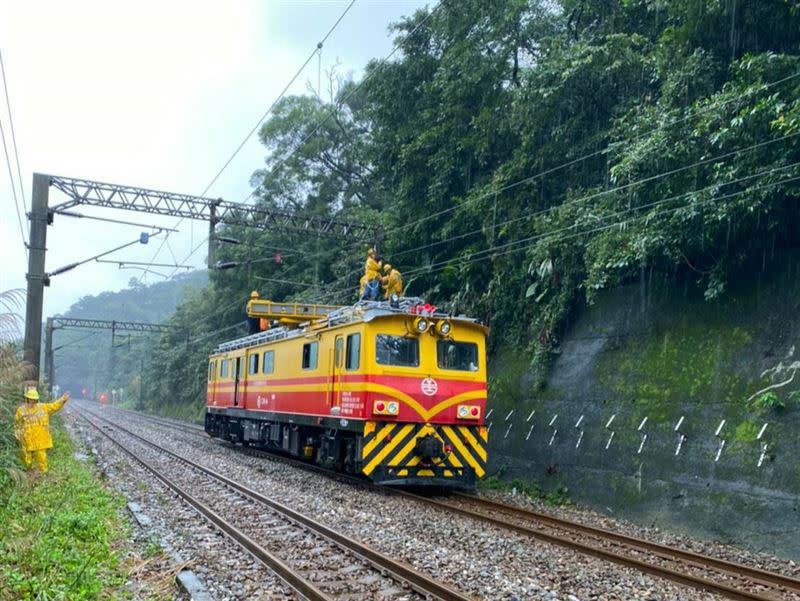 台鐵瑞芳─猴硐間西正線K12+233處，因連日大雨且緊鄰邊坡，11月30日下午發現邊坡滑動，影響電力桿造成電車線異常。（圖／台鐵提供）