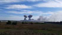 El humo se eleva después de que se escucharan explosiones en dirección a una base aérea militar rusa cerca de Novofedorivka, Crimea