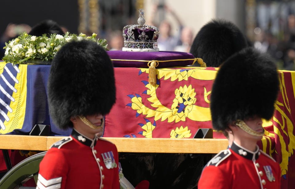 Granaderos acompañan el féretro de la reina Isabel II en la procesión desde el Palacio de Buckingham al Parlamento en Londres, miércoles 14 de setiembre de 2022. (AP Foto/Kirsty Wigglesworth)