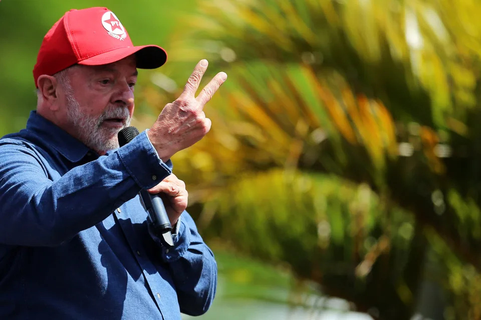 FLORIANOPOLIS, BRAZIL - SEPTEMBER 18: Brazil&#39;s former president and current presidential candidate Luiz Inacio Lula da Silva speaks to his supporters at Square Tancredo Neves on September 18, 2022 in Florianopolis, Brazil. (Photo by Heuler Andrey/Getty Images)