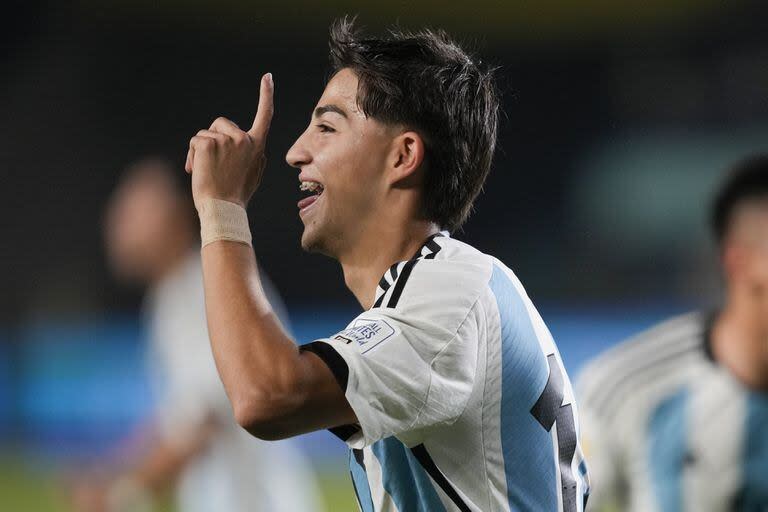 Valentino Acuña celebra el segundo gol de la selección argentina Sub 17 sobre Japón