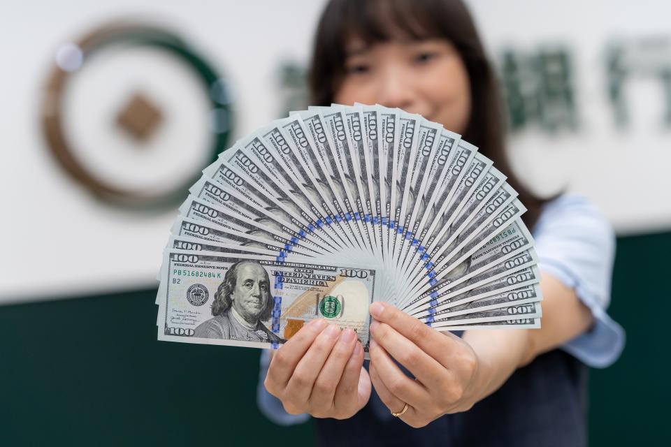 台北外匯市場新台幣兌美元26日以32.554元作收，重貶1.11角，成交金額24.7億美元。圖／銀行業者提供