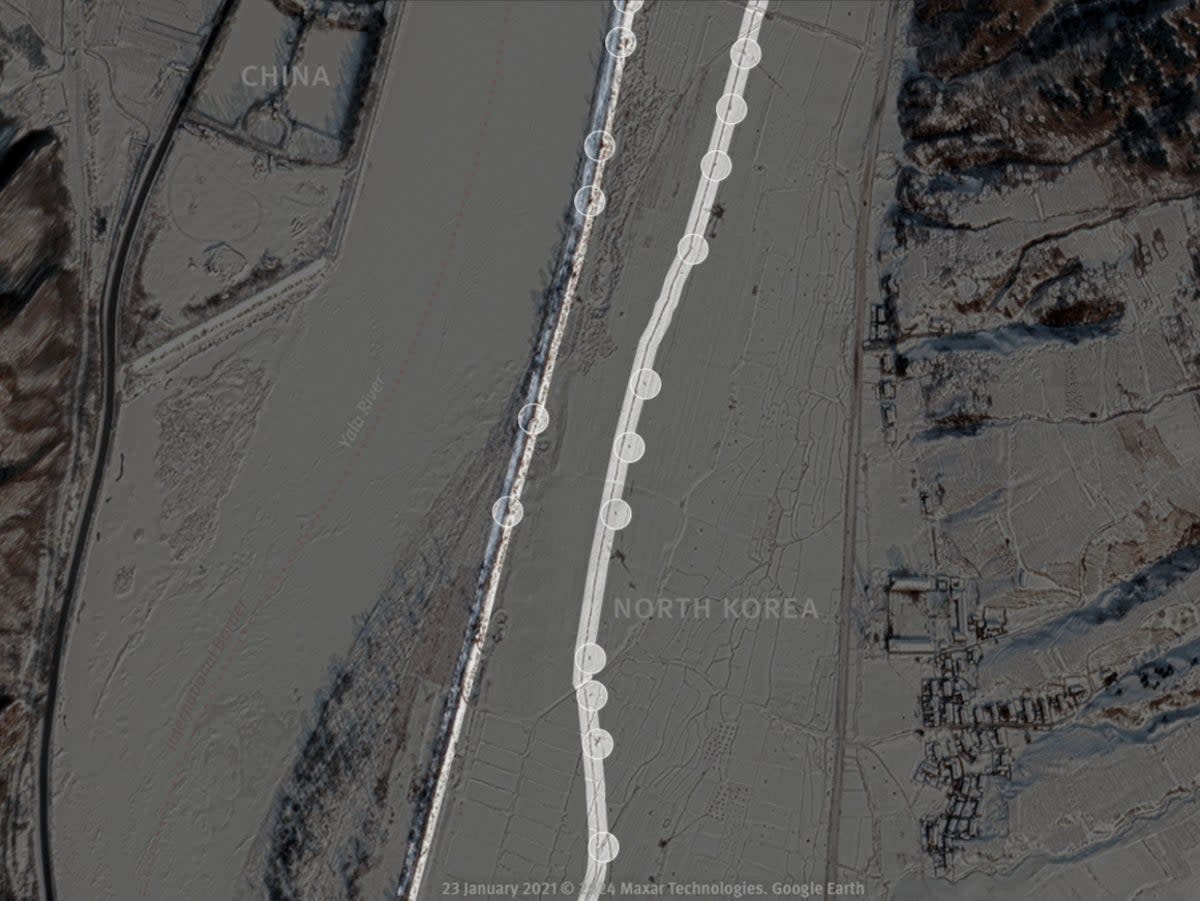 Satellite images show that in January 2021, a primary fence and some guard posts were built along the Yalu River in North Korea’s northern border, as well as a secondary fence and some guard posts. In May 2019, no fences or border facilities are visible (HRW/Maxar)