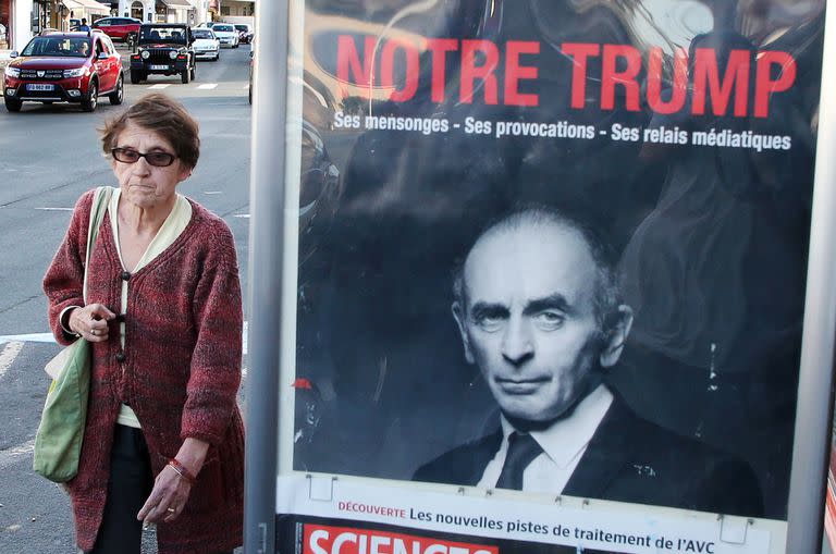 "Nuestro Trump", un cartel sobre Eric Zemmour en Biarritz, Francia