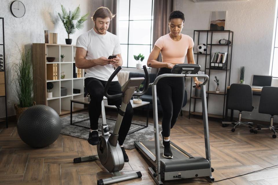 ¿Bicicleta o cinta de correr? Cada una tiene sus pros y sus contras. <a href="https://www.shutterstock.com/image-photo/portrait-focused-young-caucasian-male-african-2250857815" rel="nofollow noopener" target="_blank" data-ylk="slk:SofikoS/Shutterstock;elm:context_link;itc:0;sec:content-canvas" class="link ">SofikoS/Shutterstock</a>