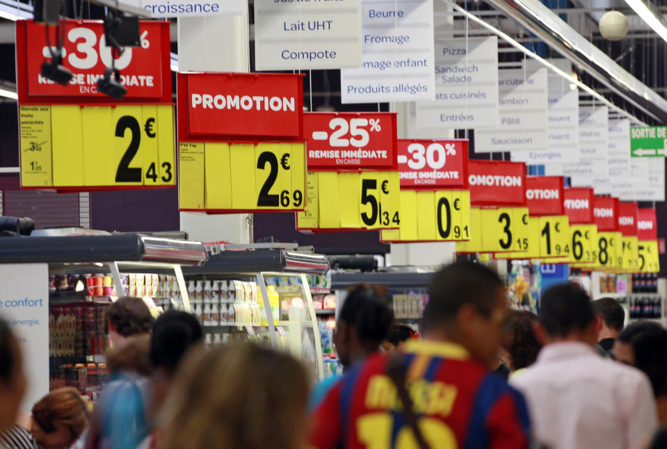 Puede que no ye hayas dado cuenta, pero han desaparecido todas esos carteles tan llamativos para llamar tu atención y que compres más. Foto: REUTERS/Eric Gaillard 