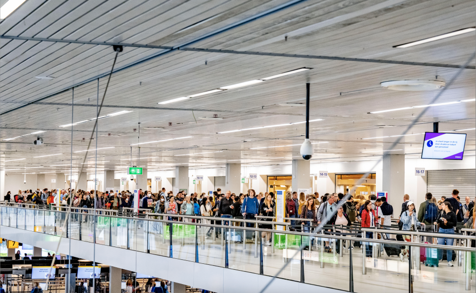 Lange Schlangen am Flughafen Schiphol, Amsterdam, hier auf einem Foto vom 5. Juli. - Copyright: picture alliance / ROBIN UTRECHT | ROBIN UTRECHT