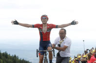 El belga Dylan Teuns celebra al cruzar la meta para ganar la sexta etapa del Tour de Francia, 160 kilómetros de Mulhouse a La Planche des Belles Filles, el jueves, 11 de julio del 2019. (AP Foto/Thibault Camus)