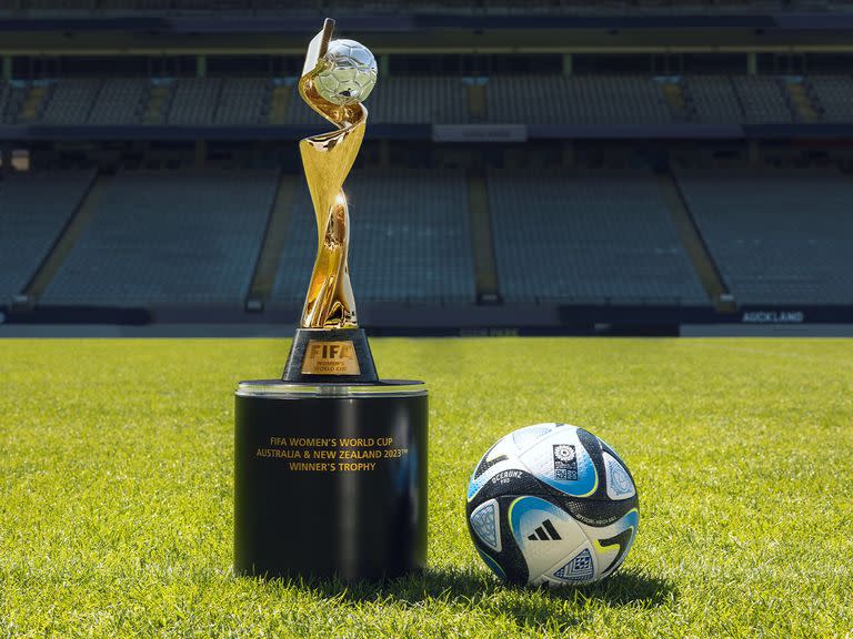 El Mundial de fútbol femenino se jugará en Australia y Nueva Zelanda y empezará en julio; presentaron el trofeo y la pelota