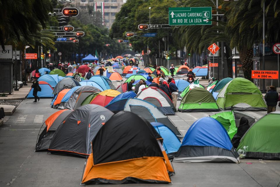 El campamento del Frente Nacional Anti AMLO (Frena) amaneció este domingo con poca gente, comparada con la que se instaló este sábado a lo largo de Avenida Juárez, desde Eje Central hasta Paseo de la Reforma. El movimiento buscaba ocupar el zócalo capitalino hasta que renunciará el mandatario López Obrador. Pero policías capitalinos les impidieron el paso. (Photo by Pedro PARDO / AFP) (Photo by PEDRO PARDO/AFP via Getty Images)