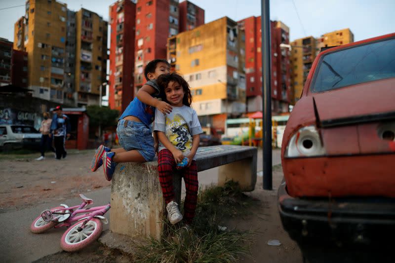 Dos niños juegan fuera de sus casas en Fuerte Apache, en las afueras de Buenos Aires. FOTO DE ARCHIVO. Abril, 2020. REUTERS/Agustín Marcarian