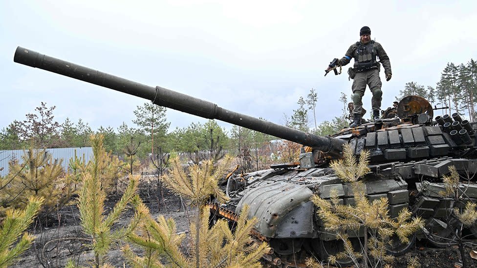 Un soldado ucraniano sobre un tanque ruso destruido a las afueras de Kiev.