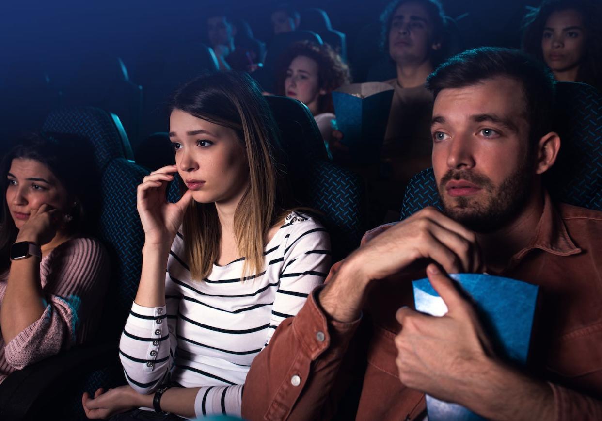 La filmoterapia puede ayudarnos a procesar emociones difíciles. <a href="https://www.shutterstock.com/image-photo/group-people-watching-sad-movie-cinema-2087654509" rel="nofollow noopener" target="_blank" data-ylk="slk:Zoran Zeremski/ Shutterstock;elm:context_link;itc:0;sec:content-canvas" class="link ">Zoran Zeremski/ Shutterstock</a>