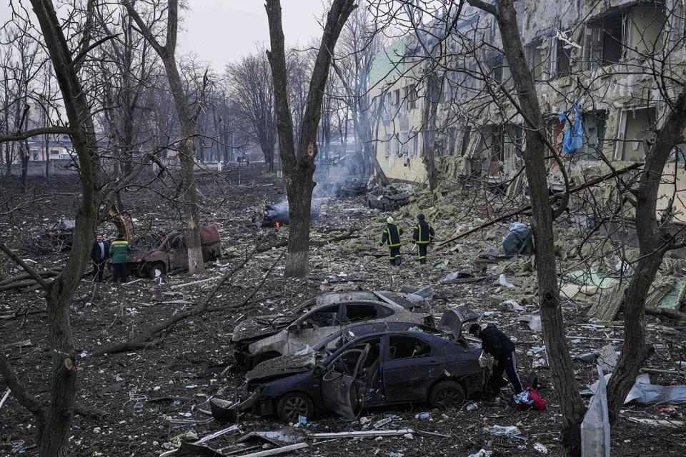Mariupol, Ukraine maternity and children's hospital shelled