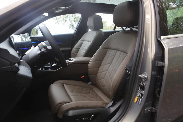 i5 eDrive40 M Sport雙前座標配跑車座椅，表面由Veganza透氣皮質包覆，並提供多向電動調整。林浩昇攝