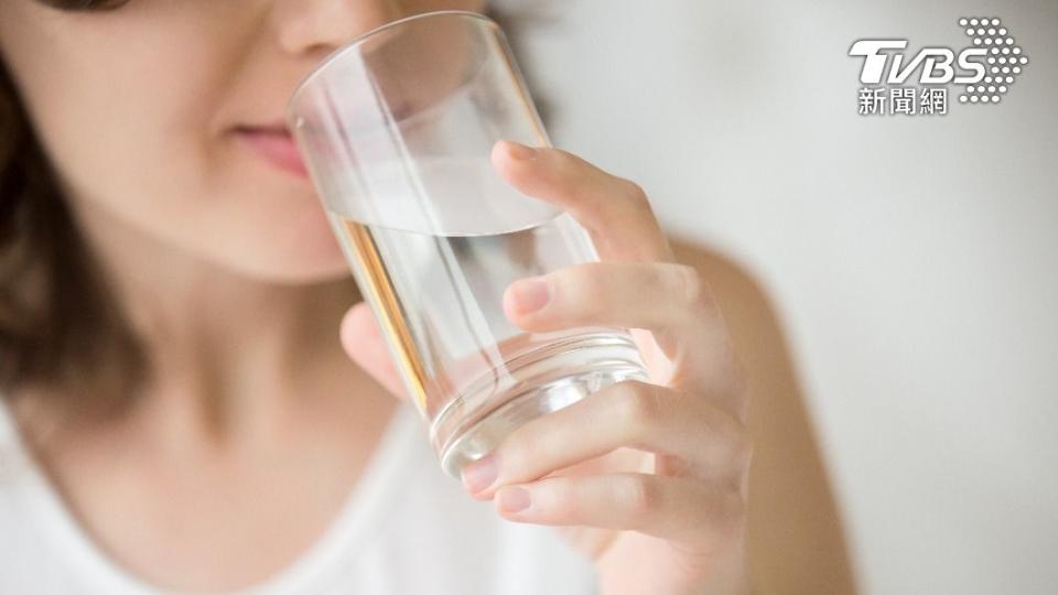 立冬不宜飲用大量熱水。（示意圖／shutterstock達志影像）