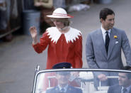 <p>El viaje de Diana a Australia en 1983 fue el gran quiebre en su estilo y ella se mostró empoderada y segura de sus decisiones. Este vestido rojo fue tapa de muchos portales.<br> Crédito: APImages </p>