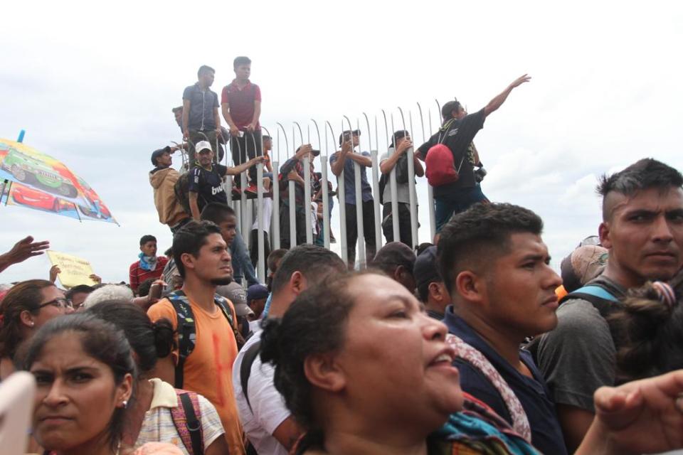 FOTOS | Migrantes rompen cerco fronterizo e ingresan a México