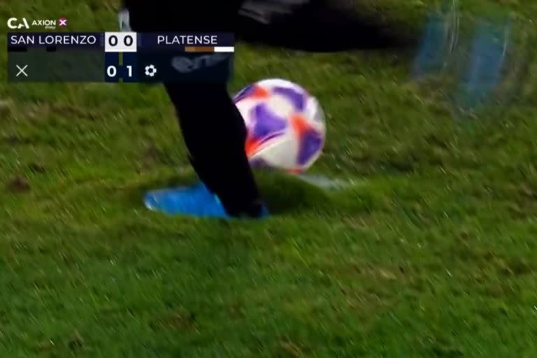 Así se levantó el pasto cuando Gonzalo Luján piso con el pie izquierdo, la pelota se le corrió por eso y el defensor falló la ejecución; sin embargo, San Lorenzo ganó la serie contra Platense por la Copa Argentina.