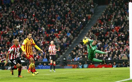 Barcelona's goalkeeper Jose Manuel Pinto (R) saves a shot from Athletic Bilbao's Mikel Rico (L) as Barcelona's Sergio Busquets (2nd L) looks on during their Spanish first division soccer match at San Mames stadium in Bilbao December 1, 2013. REUTERS/Joseba Extaburu