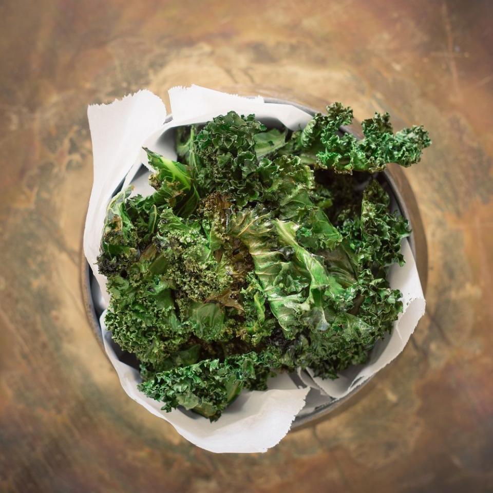 <p>Le chou kale ou curly kale, <a href="https://www.elle.fr/Elle-a-Table/Que-faire-avec/Que-faire-avec-du-kale" rel="nofollow noopener" target="_blank" data-ylk="slk:super-chou à tout faire;elm:context_link;itc:0;sec:content-canvas" class="link ">super-chou à tout faire</a>, est disponible sur les étals d’août à janvier, entre 4 et 5€ le kilo. A l’achat, ses feuilles, vendues en bottes, doivent être bien vertes, bombées et frisées, et surtout pas flétries. Il se consomme cru en salade ou en jus, ou cuit, en chips ou avec des pâtes, par exemple. Et pour la conservation, on le place au frigo, ou dans un endroit frais.</p><p><b>Idée recette</b> : simplement dénervé et mixé en green smoothie avec de la banane, de la pomme, du gingembre et du lait végétal, le kale est splendide.</p><p>Découvrez la recette du <a href="https://www.elle.fr/Elle-a-Table/Recettes-de-cuisine/Le-smoothie-au-kale-de-Kristen-2281150" rel="nofollow noopener" target="_blank" data-ylk="slk:Smoothie au kale de Kristen;elm:context_link;itc:0;sec:content-canvas" class="link ">Smoothie au kale de Kristen</a></p><br>