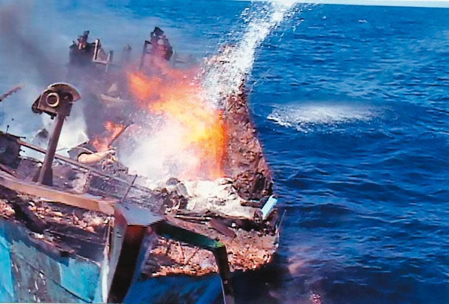 海巡人員獲報前往彭佳嶼海域時，福生3號船體的火還在燃燒。
