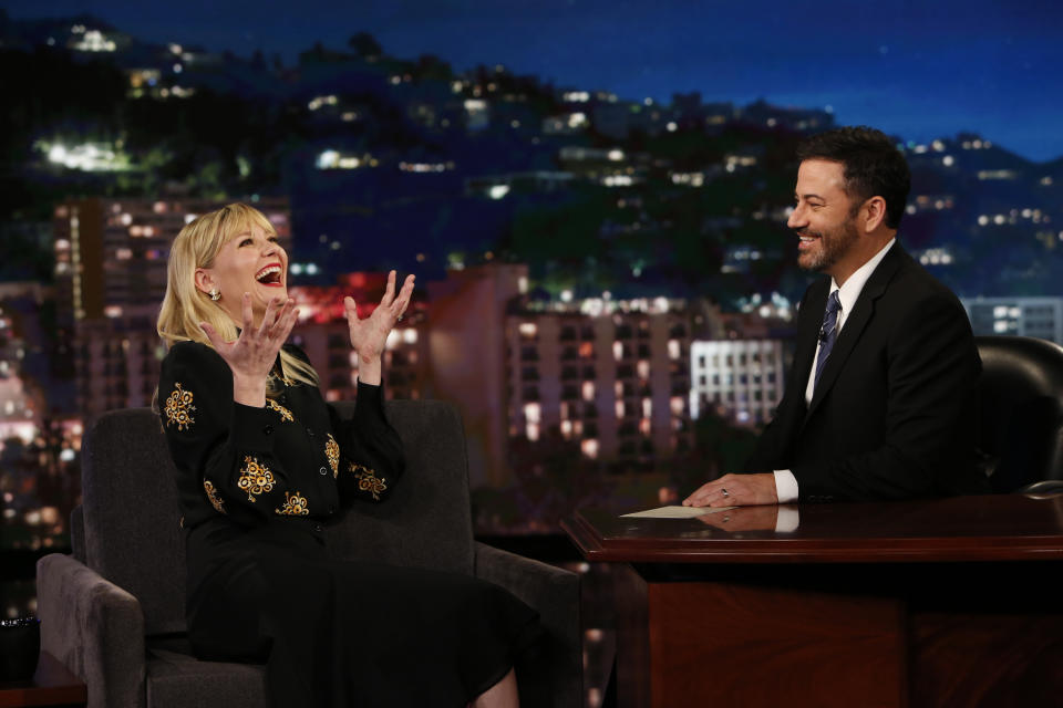 Dans le drame <em>Woodshock </em>(2017), Kirsten Dunst prête ses traits à une femme qui sombre dans la paranoïa après avoir ingéré une drogue mortelle. Lors d’un passage sur le plateau de Jimmy Kimmel pour la promotion du long-métrage, la comédienne raconte avoir été victime d’une mauvaise blague sur le tournage. Des producteurs avaient en effet remplacé la fausse marijuana qu’elle devait fumer par de la vraie. "<em>Après avoir fini une scène, je suis retournée dans cette petite loge pour me reposer et j’ai commencé à avoir l’impression de perdre la tête</em>", raconte-t-elle. Prises de suées et de tremblements, Kirsten Dunst a été contrainte de se rendre à l’hôpital. "<em>Je pleurais, riais, mangeais</em>, ajoute-t-elle. […] <em>Ils m’ont renvoyée chez moi. J’étais un vrai déchet. Je n’ai jamais été aussi défoncée de toute ma vie. Et ne pas se rendre compte que j’étais défoncée, c’était un véritable voyage mental.</em>" <em>(Photo by Randy Holmes via Getty Images)</em>