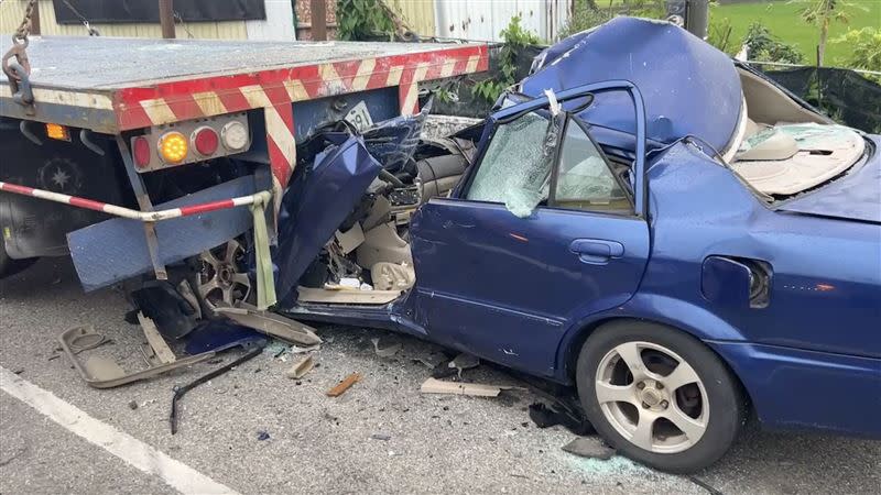 藍車撞上停在路肩的拖板車，呂男當場傷重不治。（圖／翻攝畫面）