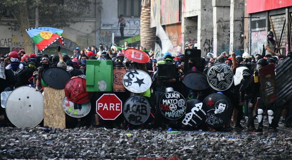 <span class="caption">Protestas en Santiago de Chile en enero de 2020.</span> <span class="attribution"><a class="link " href="https://www.shutterstock.com/es/image-photo/santiago-metropolitanachile-01-31-2020-social-1635294859" rel="nofollow noopener" target="_blank" data-ylk="slk:Shutterstock / Chomen;elm:context_link;itc:0;sec:content-canvas">Shutterstock / Chomen</a></span>