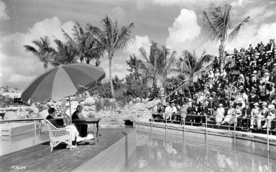 William Jennings Bryan se dirige a un público en el Venetian Pool de Coral Gables en 1925.